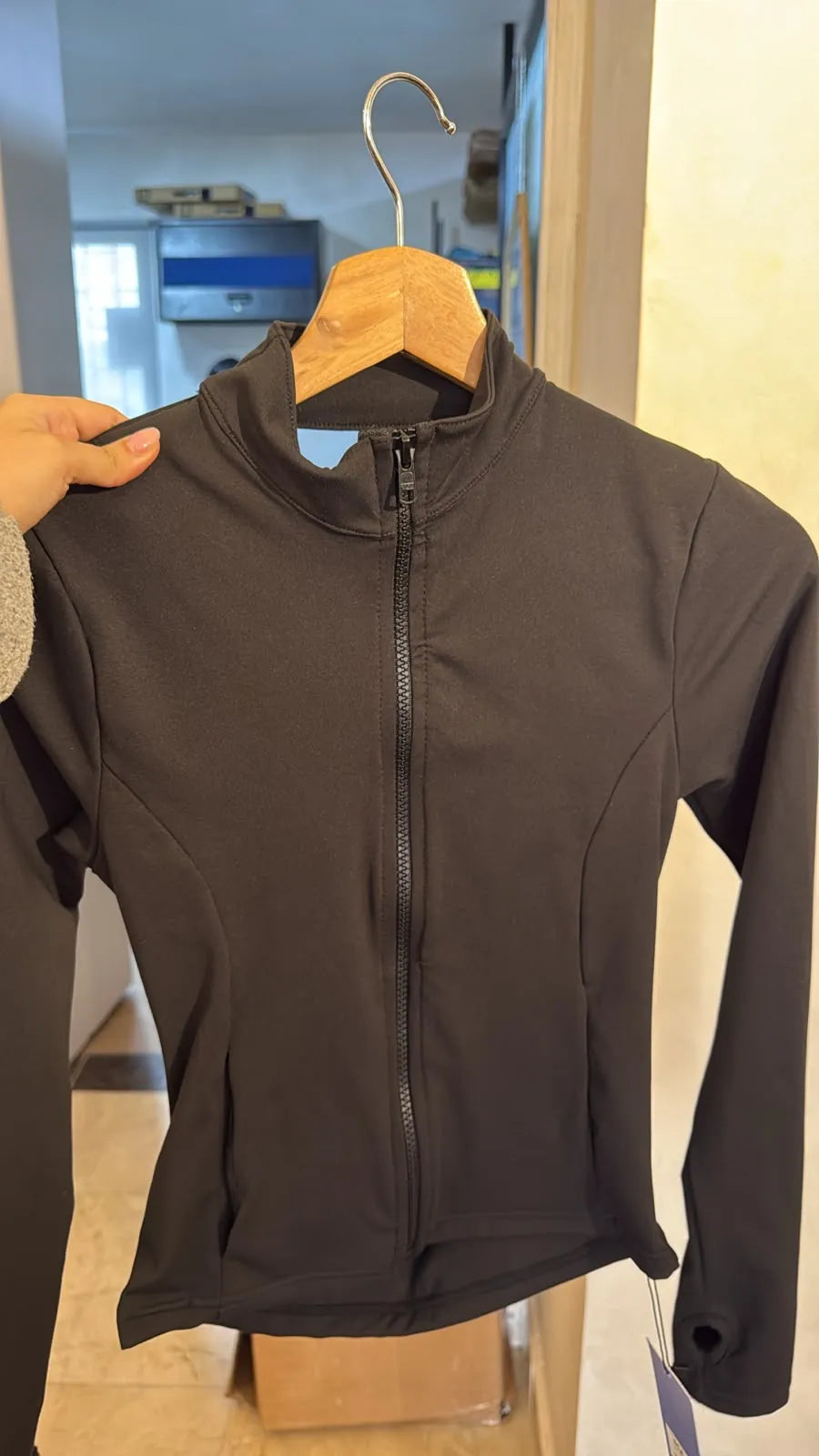 Camisa deportiva manga larga negra con cuello alto y cremallera
