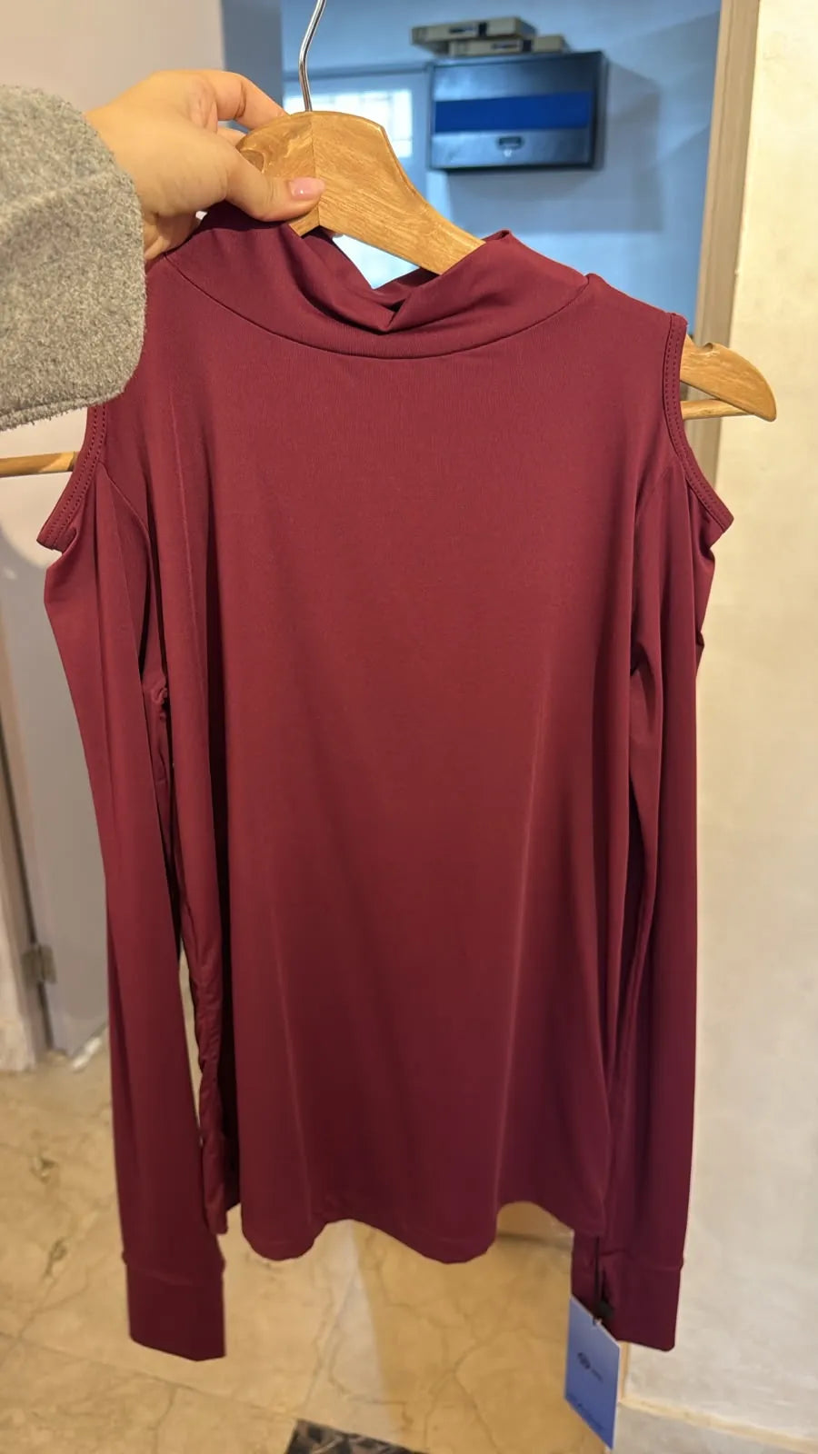 Camisa deportiva manga larga vino con cuello alto y hombros descubiertos