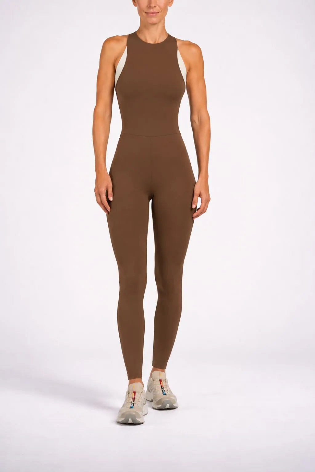 Jumpsuit deportivo largo café con espalda deportiva crema