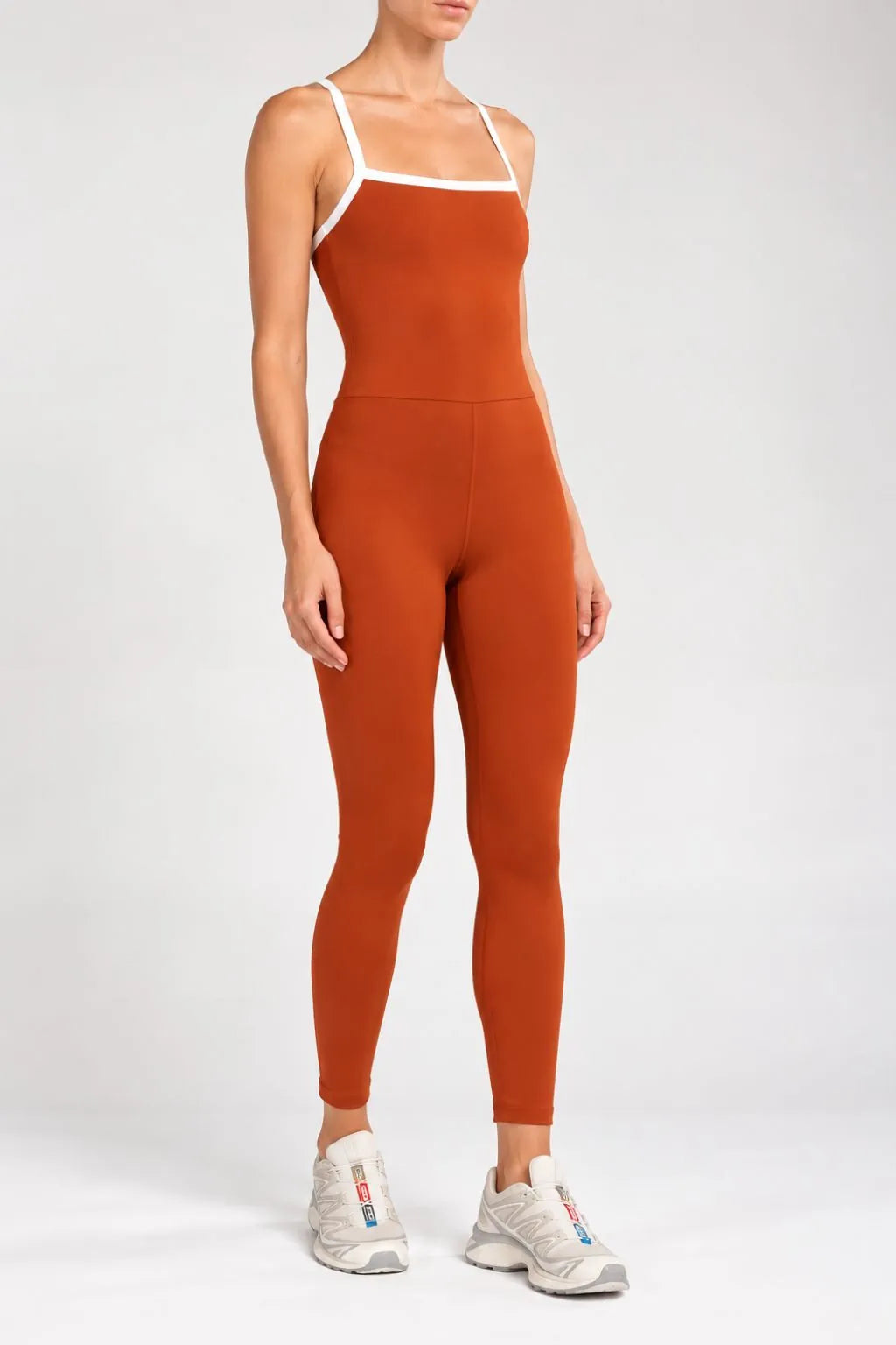 Jumpsuit deportivo largo color canela con ribete blanco