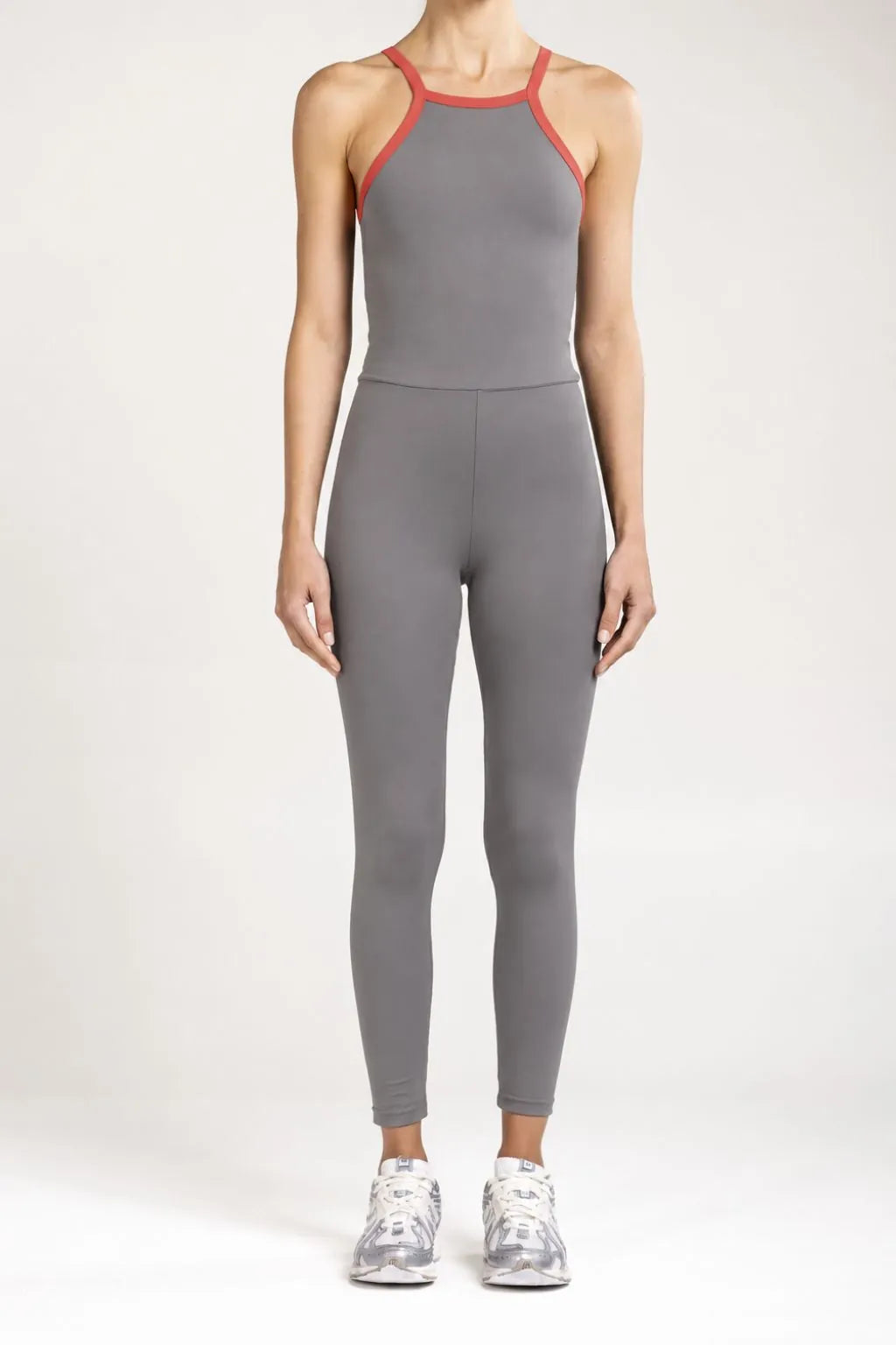 Jumpsuit deportivo largo gris con tirantes rojos