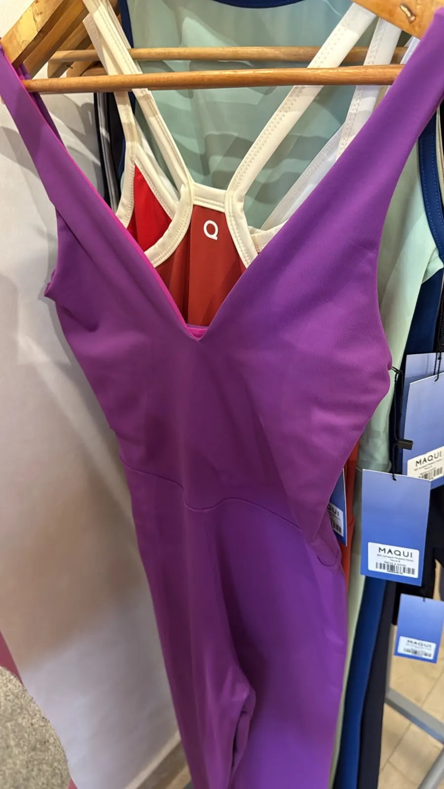 Jumpsuit deportivo largo morado con escote en V
