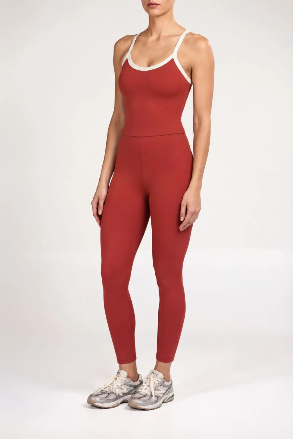 Jumpsuit deportivo largo terracota con ribete crema