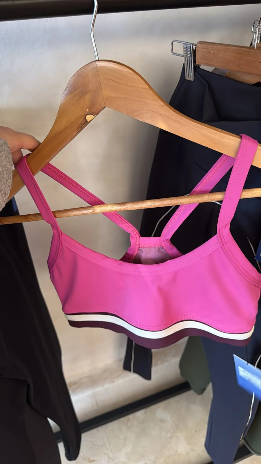 Sports bra fucsia con tiras cruzadas y banda crema y vino