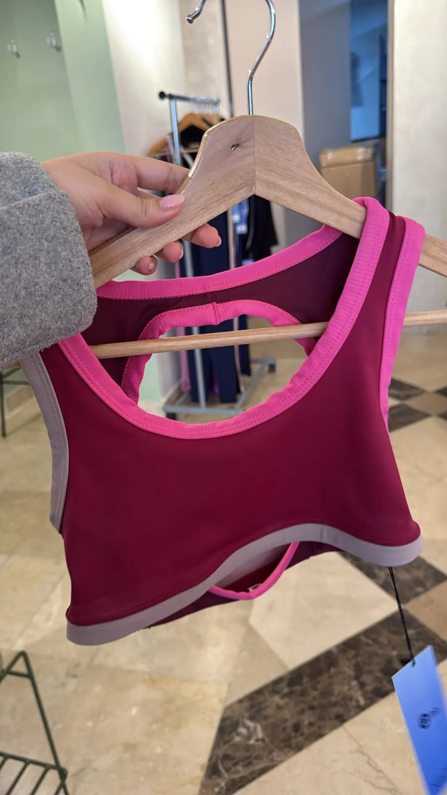 Sports bra vino con ribete fucsia y espalda abierta