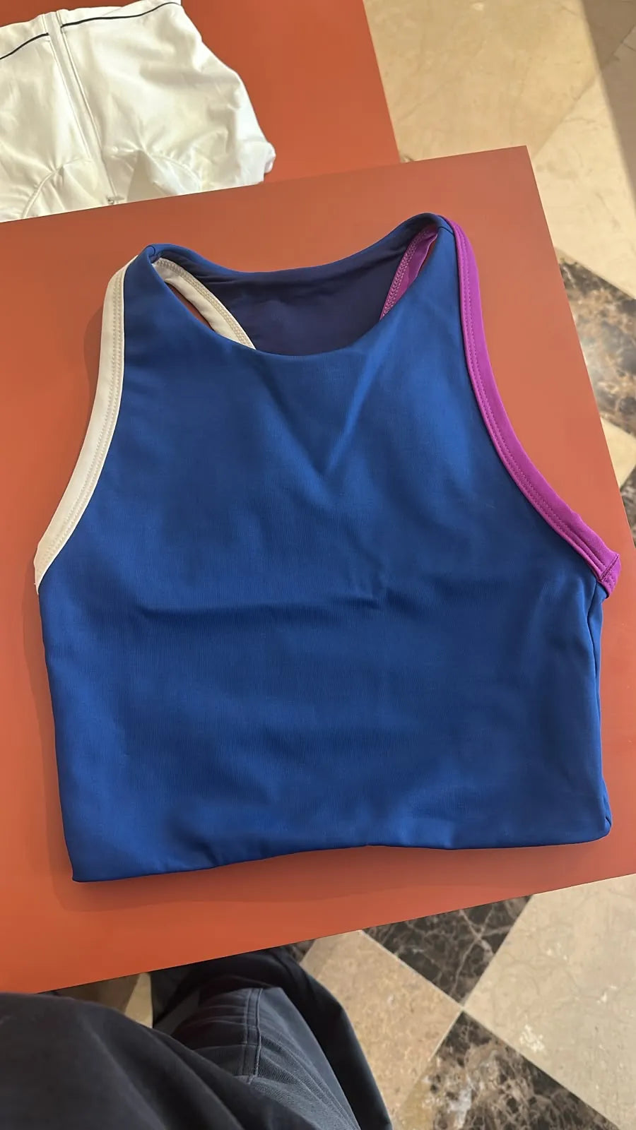Tank top crop azul rey de escote alto con ribete crema y morado
