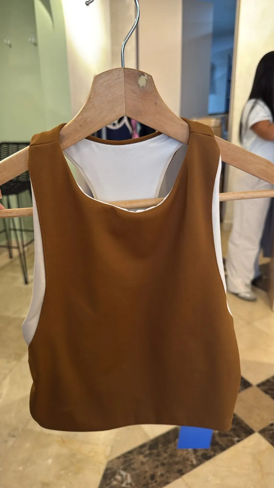 Tank top crop café con forro blanco