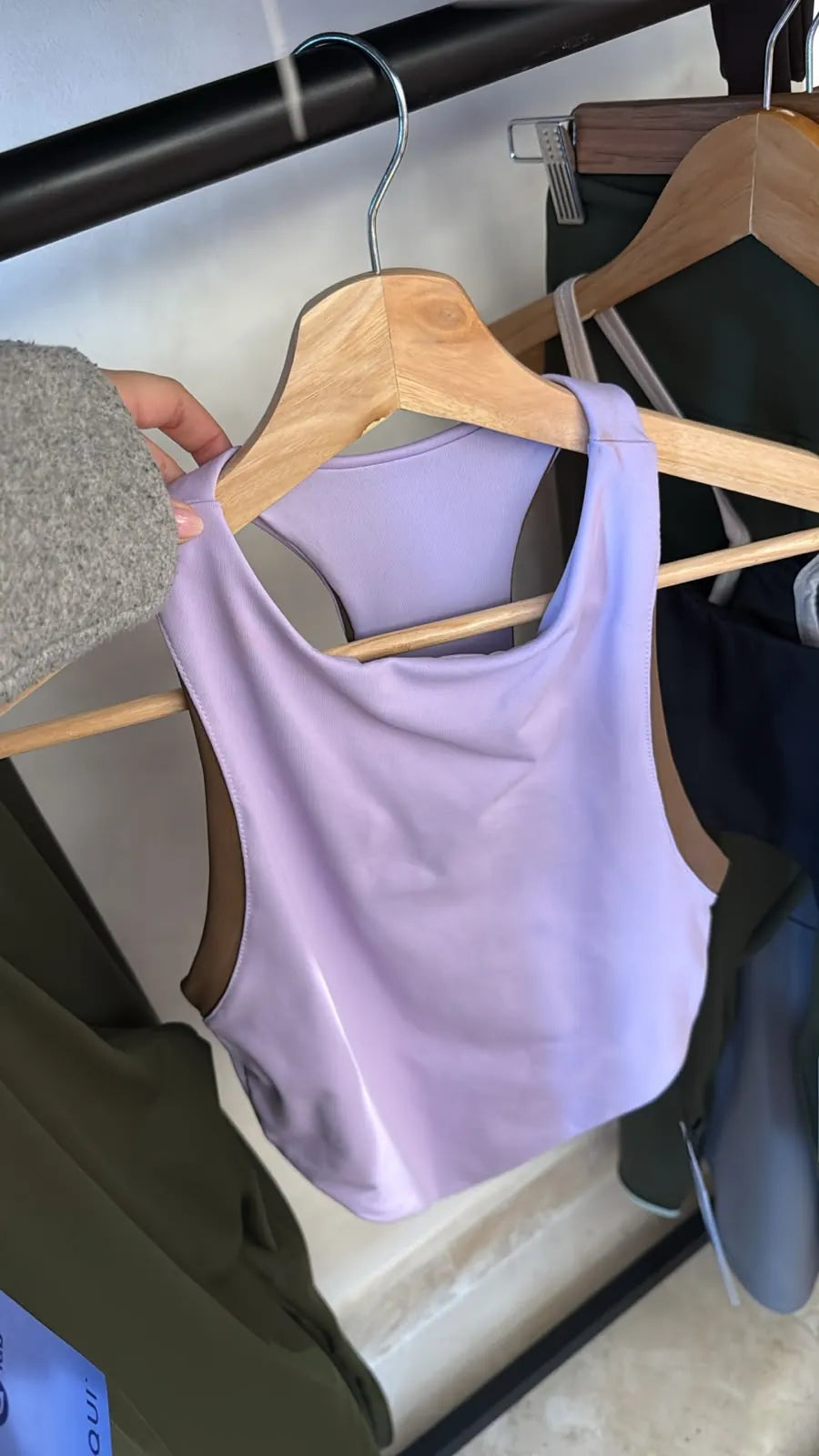 Tank top lila con espalda deportiva